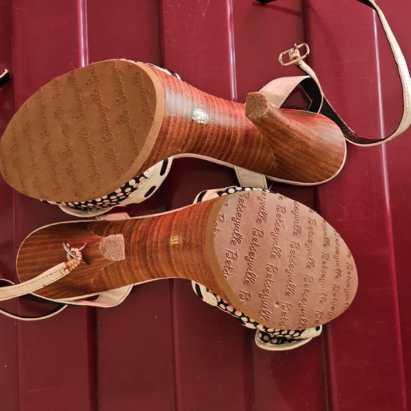 Betsey Johnson Cream and Black Polka Dot Heels - Picture 3 of 3